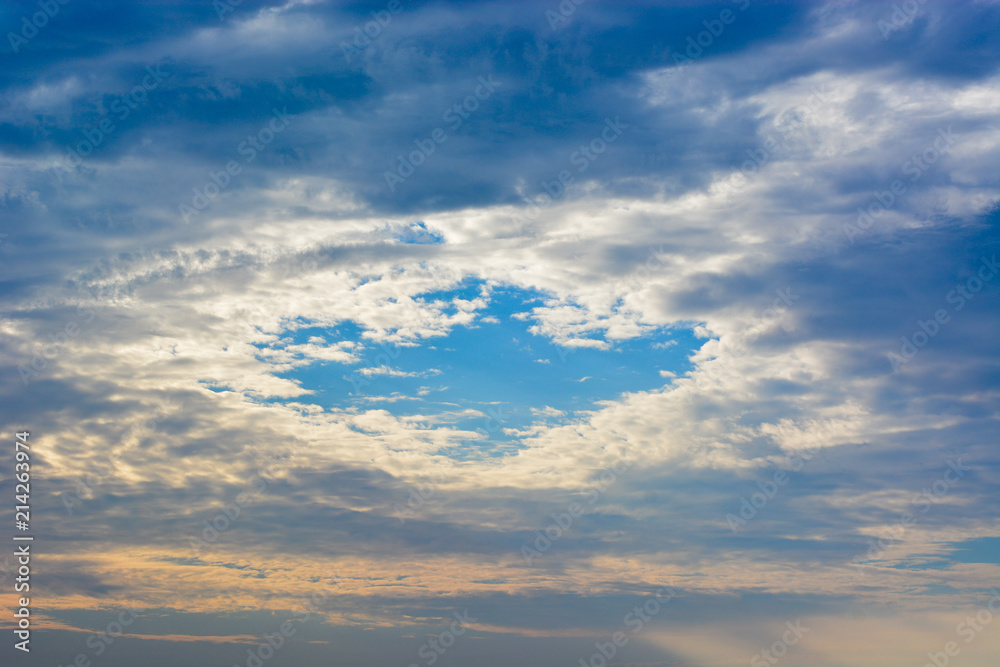 Obraz premium Clouds open to the blue sky