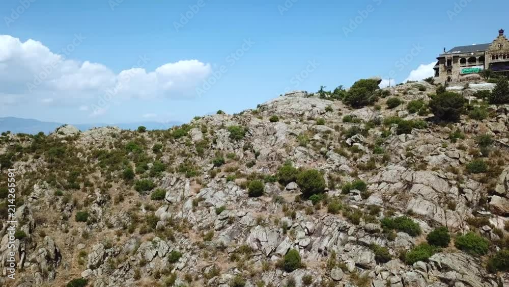 AERÉA, PANORAMICA.CASA ABANDONADA EN LO ALTO DE UNA MONTAÑA DE GRANITO.NATURALEZA AERÉA, PANORAMICA.CASA ABANDONADA EN LO ALTO DE UNA MONTAÑA DE GRANITO.NATURALEZA