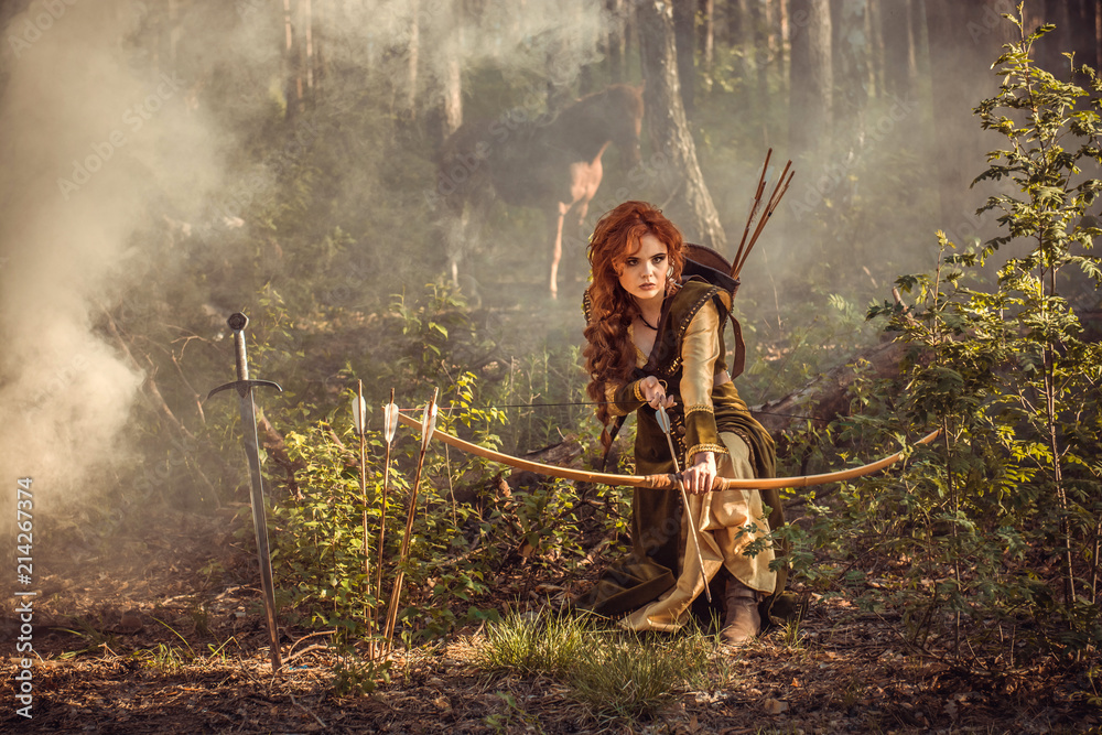 Fototapeta premium Fantazja średniowieczna kobieta polowanie w tajemniczym lesie
