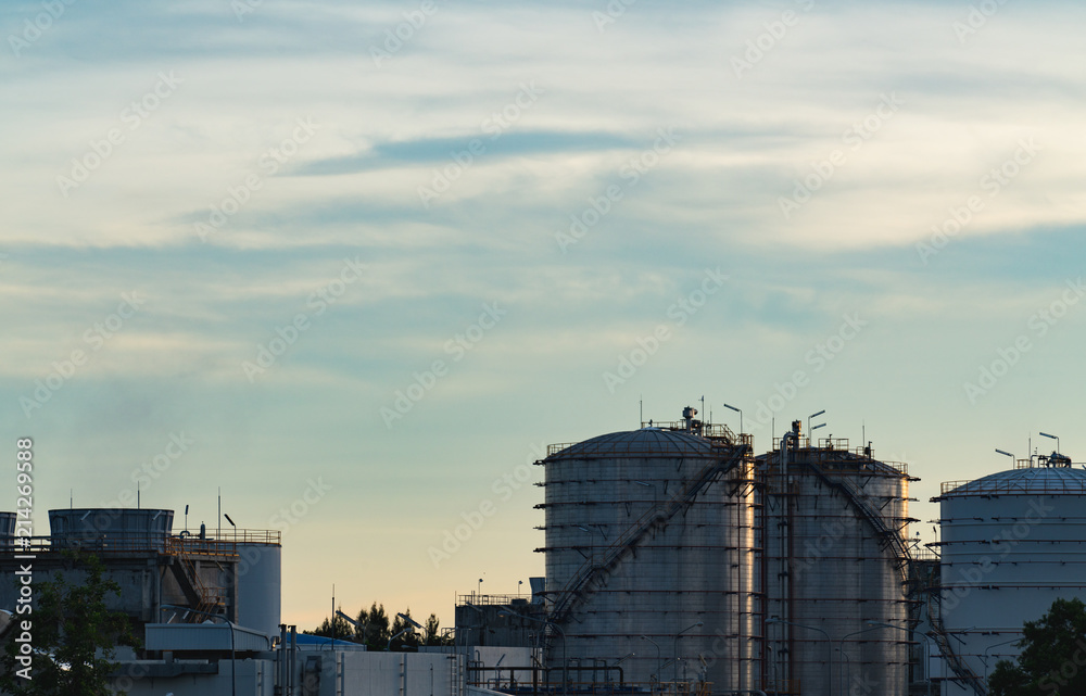 Obraz premium industrial plant at twilight