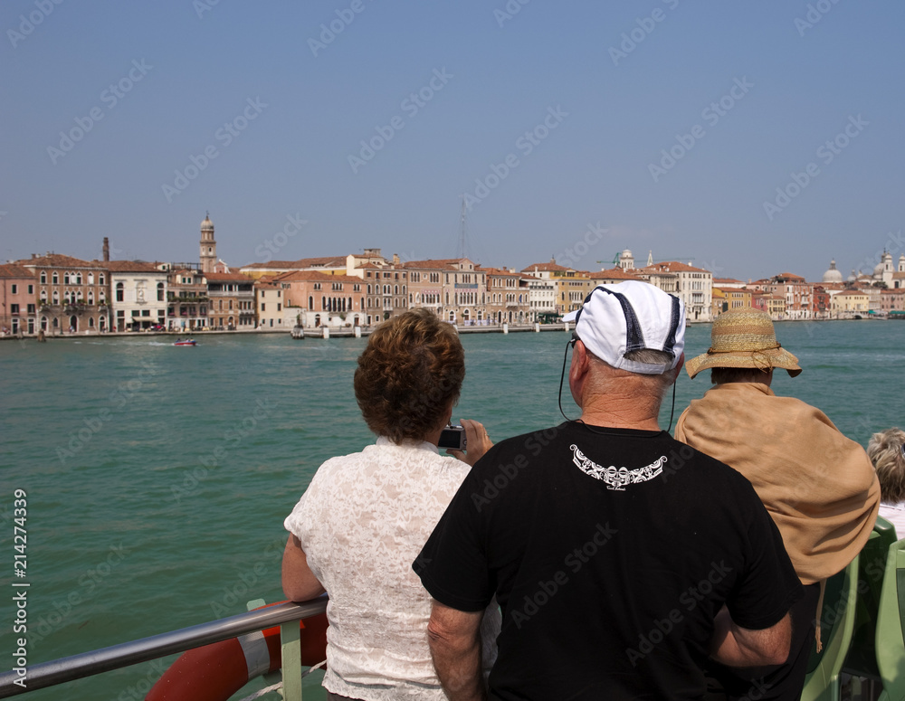 Touristen schauen von der Autofähre Venedig-Tronchetto zum Lido auf den Stadtteil Dorsoduro, Canale della Guidecca