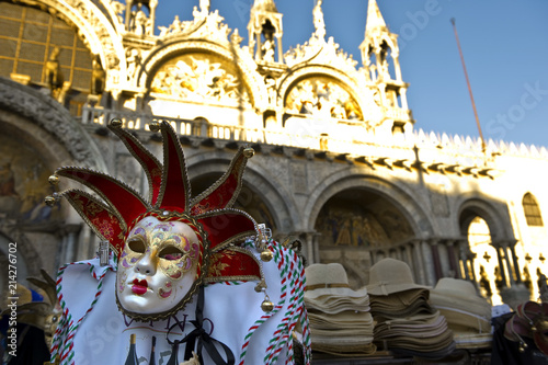 Venezianische Maske an einem Andenknstand auf dem Markusplatz vor dem Markusdom, Venedig, Venezia, Italien