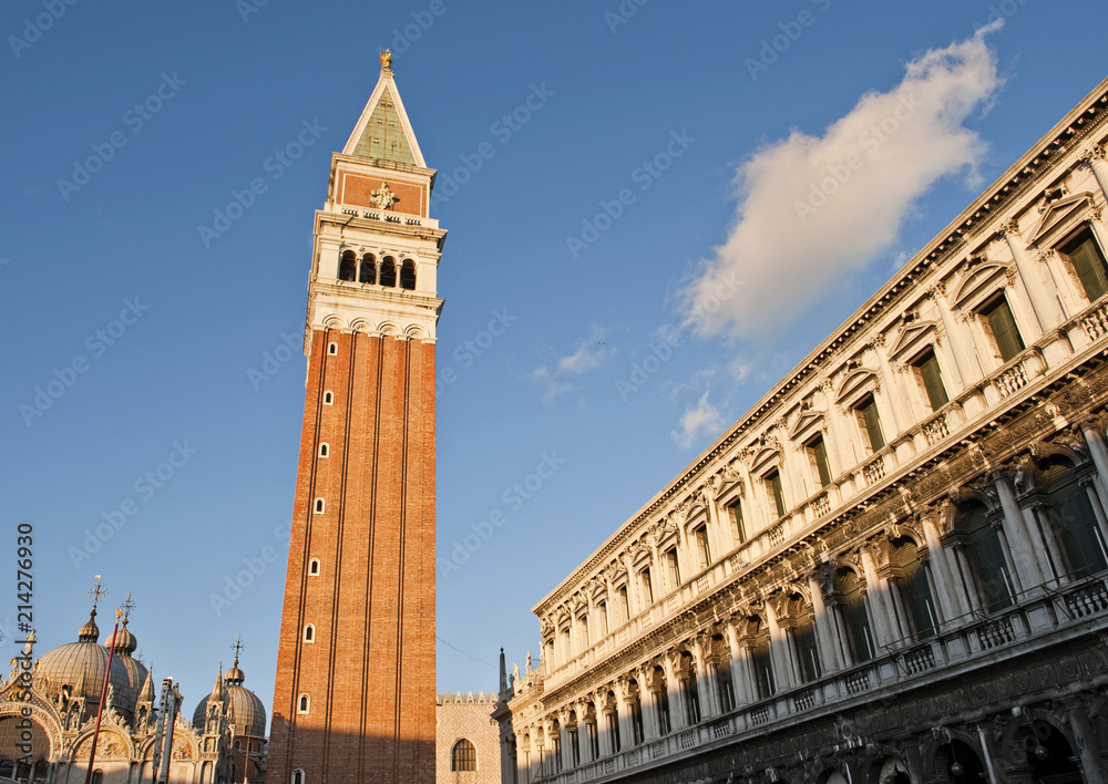 Markusdom, Campanile, Biblioteca Nazionale Marciana am Markusplatz, Venedig