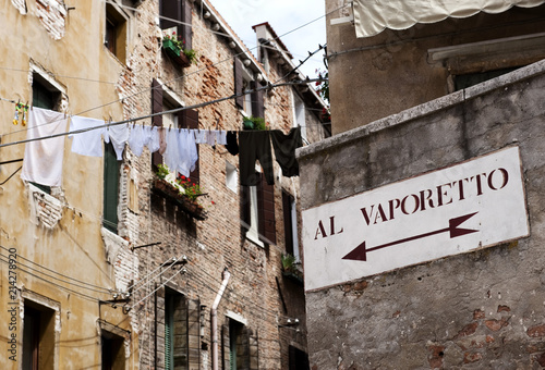 HInweisschild auf Schiffshaltestelle, Calle dei Morti, Stadtviertel (sesteire) S. Polo, Venedig, Venezia, Italien photo