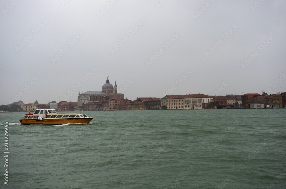 Vaporetto auf dem Canale della Guidecca vor dem Ufer der Insel Guidecca, Venedig, Venezia, Italien Vaporetto auf dem Canale della Guidecca vor dem Ufer der Insel Guidecca, Venedig, Venezia, Italien