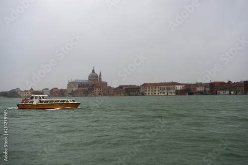 Vaporetto auf dem Canale della Guidecca vor dem Ufer der Insel Guidecca, Venedig, Venezia, Italien