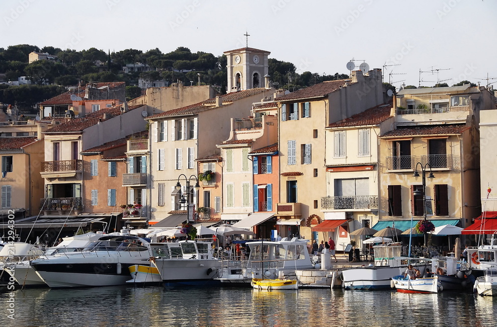 Ville de Cassis, le vieux port, ses bateaux de pêche et de plaisance et façades colorées, département des Bouches-du-Rhône, Provence, France