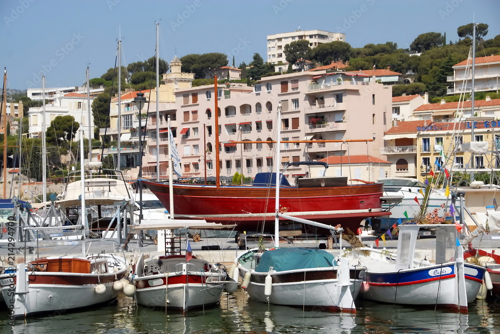 Ville de Cassis, le vieux port, ses bateaux de pêche et façades colorées, département des Bouches-du-Rhône, Provence, France