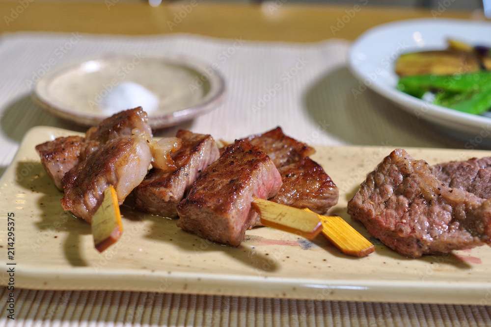 牛サーロインの串焼きと牛カルビの焼肉