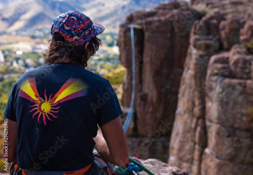 Man overlooking valley highline 