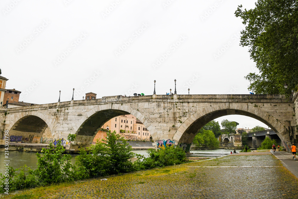テヴェレ川に架かるケスティウス橋（ローマ、イタリア）