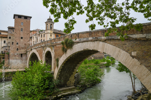 テヴェレ川に架かるファブリキウス橋（ローマ、イタリア）