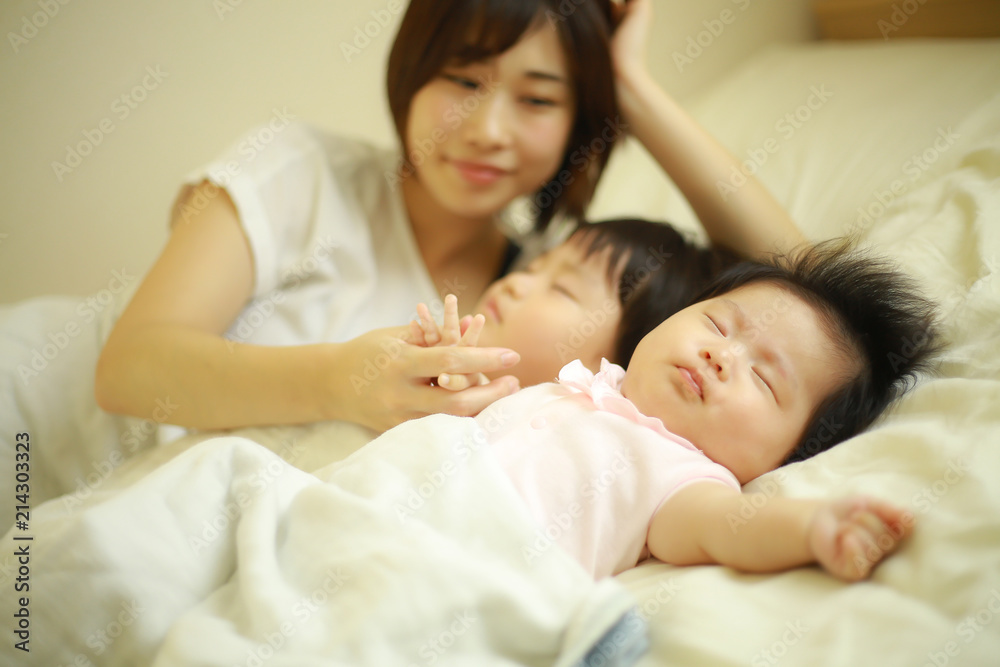 お昼寝する親子 お昼寝する親子