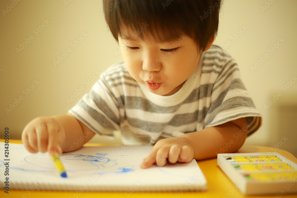 お絵かきする男の子 お絵かきする男の子