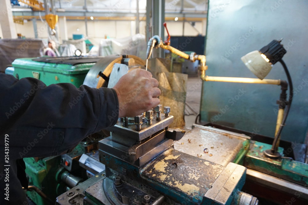 The turner controls the work process when the product is machined on a lathe.