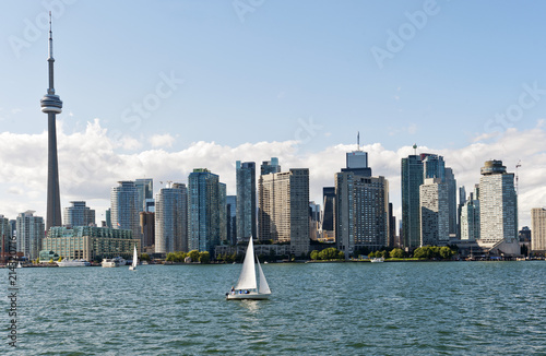 Skyline von Toronto, gesehen von der Fähre von Toronto nach Center Island, CN- Tower, Toronto, Provinz Ontario, Kanada, Nordamerika