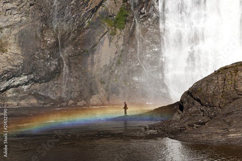 Angler vor dem Wasserfall im Parc de la Chute Montmorency, Montmorency Falls, Provinz Québec, Kanada, Nordamerika photo