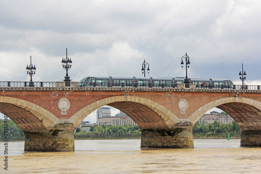 Pont de pierres à Bordeaux