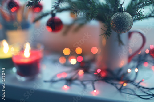 Billede på lærred Christmas decorations on a window sill