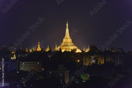 Ausblick auf Shwedagon Pagode bei Nacht, Rangun, Myanmar, Asien