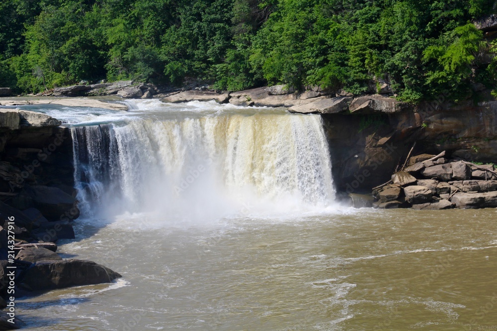 Obraz premium The cascading waters of the Cumberland Falls. 