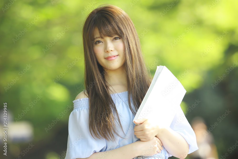 読書する女性 読書する女性