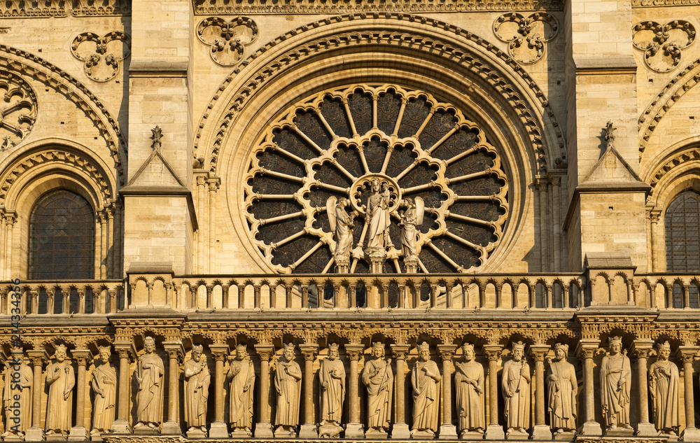 Galerie der biblischen Könige an der Hauptfassade Westfassade der Kathedrale Notre Dame,  Paris, Ile de France, Frankreich