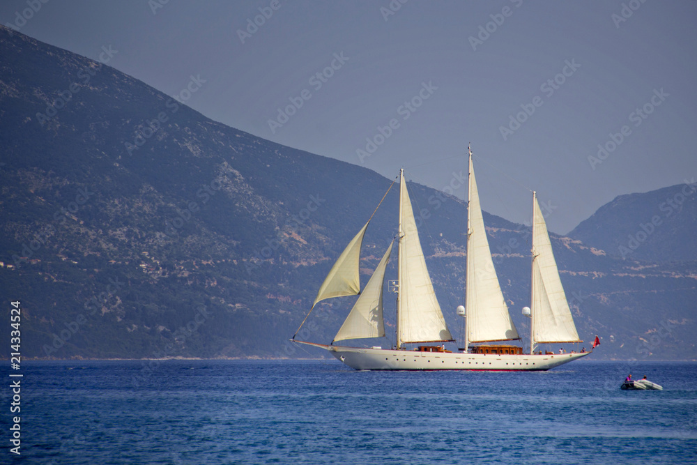 Fototapeta premium Segelboot im Abendlicht