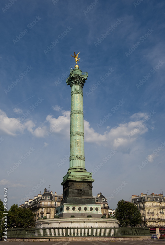 Place de la Bastille mit Säule Colonne de Juillet, errichtet für die Opfer der Julirevolution 1830. Auf der Säule eine Repräsentation der Frreiheit. Paris, Ile de France, Frankreich