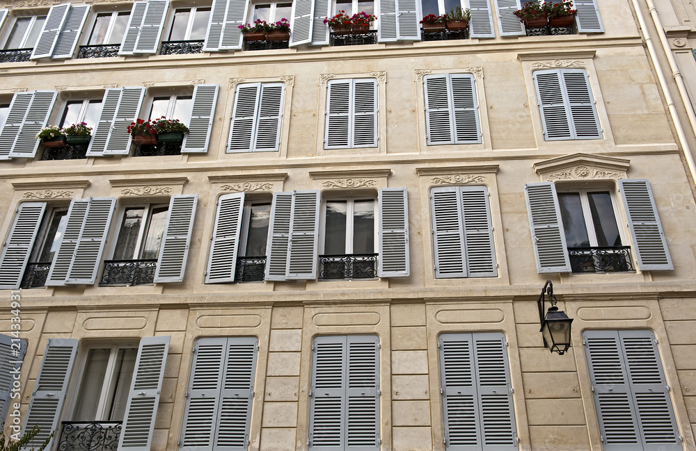 Fassade eines restaurierten Wohnhauses in der Rue des Rosiers, Stadtviertel Marais, Paris, Ile de France, Frankreich