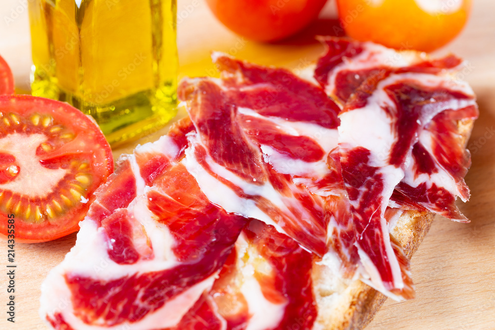 Obraz premium Bread with tomato and ham