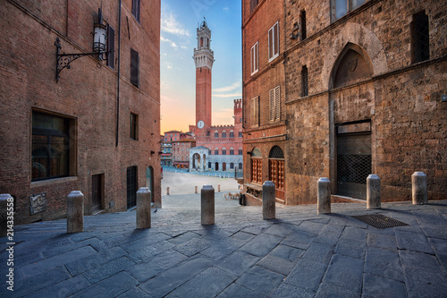 Fototapeta Naklejka Na Ścianę i Meble -  Siena. Cityscape image of Siena, Italy with Piazza del Campo during sunrise.