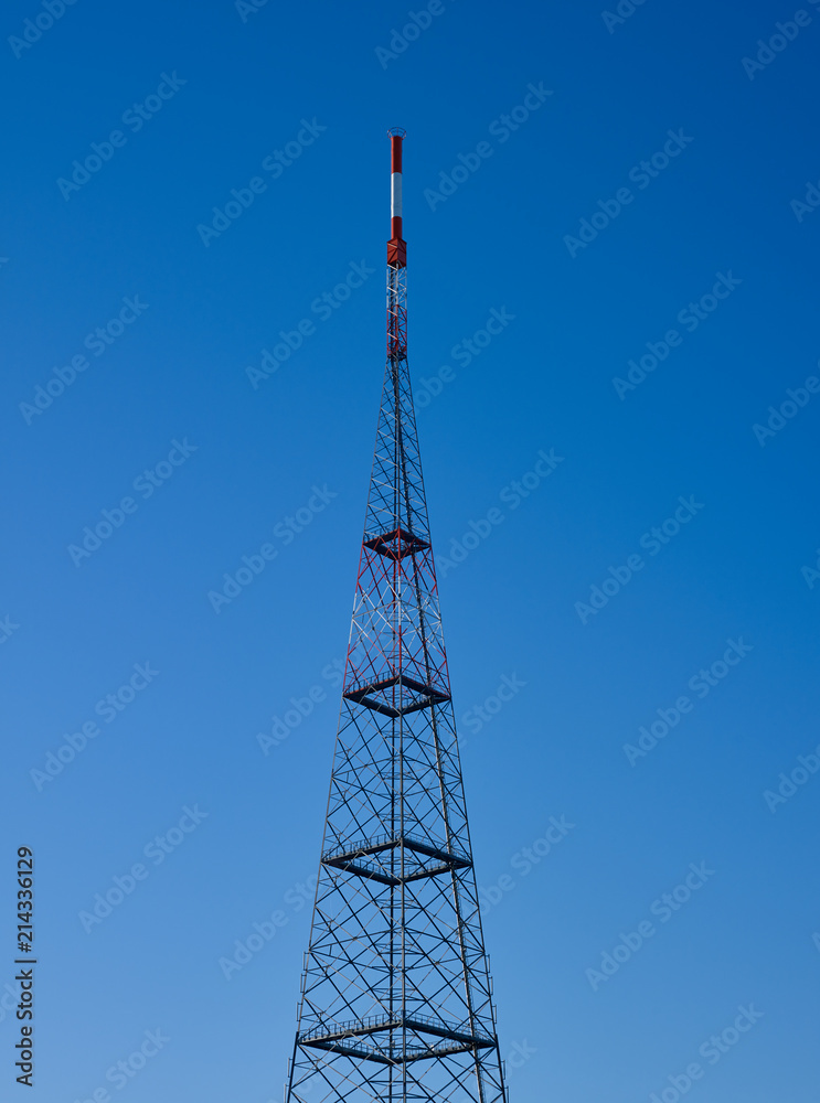 Structure En Acier De La Tour De Transmission Et D'antenne Radio Pour  Bâtiment En Métal Moderne. Photo stock - Image du extérieur, industriel:  277446352