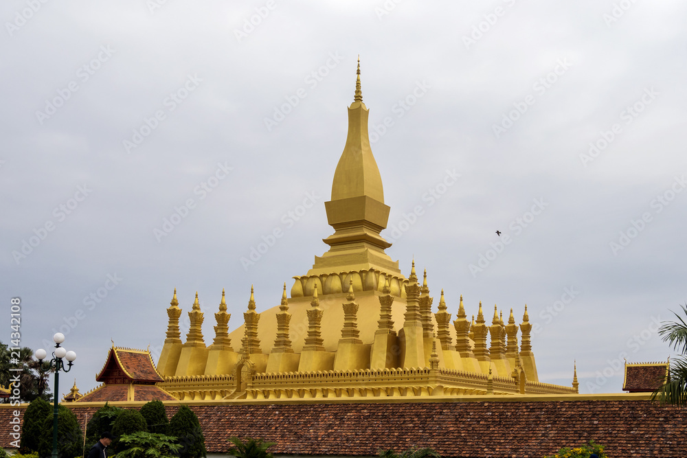 Fototapeta premium Laos - Vientiane - Pha That Luang (Buddhistischer Tempel)