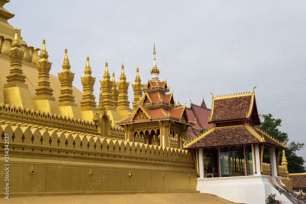 Fototapeta premium Laos - Vientiane - Pha That Luang (Buddhistischer Tempel)