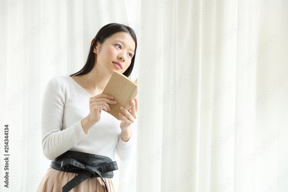 読書する女性