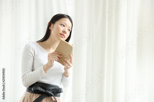Free Download 読書する女性 - GFXLoad