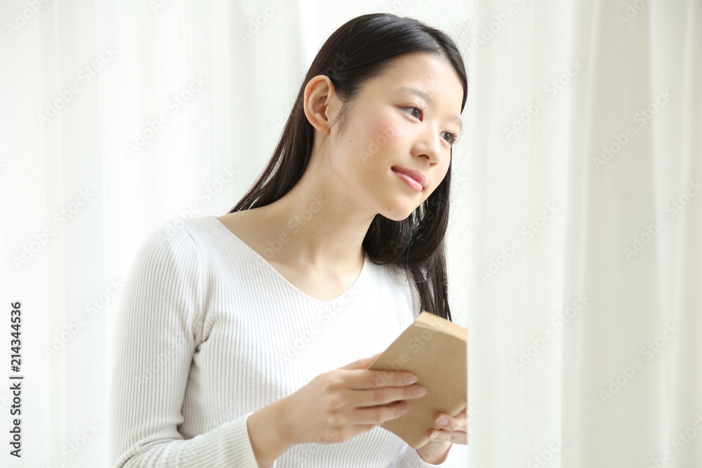 読書する女性 読書する女性