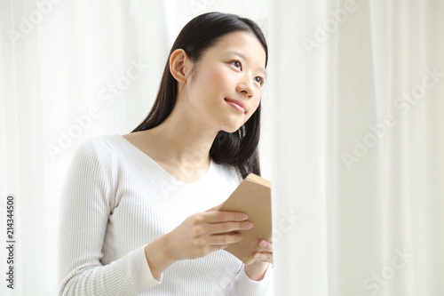 読書する女性 Free Download 読書する女性 - GFXLoad