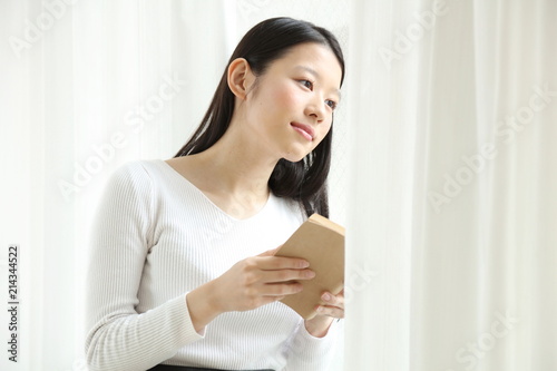 読書する女性 Free Download 読書する女性 - GFXLoad