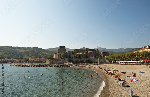 Strand und Chateau Royal in Collioure am Mittelmeer, Languedoc-Roussillon, Südfrankreich, Frankreich, Europa photo