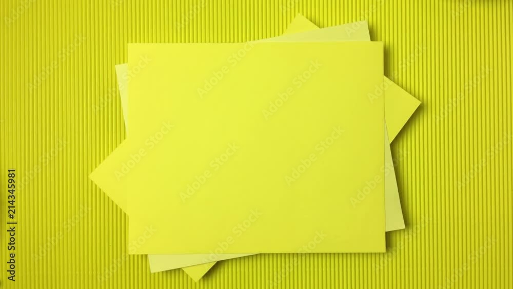 Sobre fondo amarillo con cuadrados amarillos aparecen plantas en las esquinas.