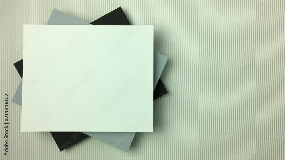 Sobre fondo blanco aparecen cuadros, negro, gris, blanco.