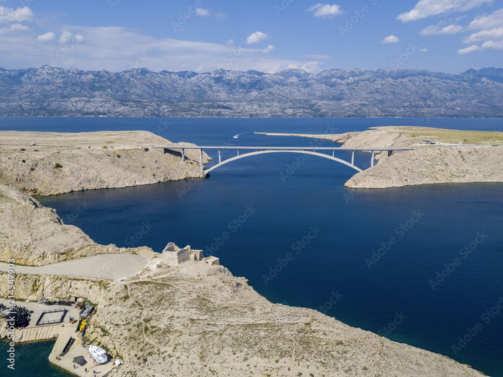 Vista aerea del ponte dell'isola di Pag, Croazia. Rovine della fortezza antica Fortica sull'isola di Pag, Croazia. Auto che attraversa il ponte visto dall'alto