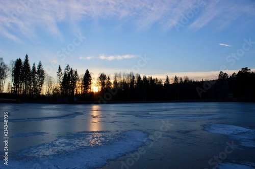 Tramonto sul lago ghiacciato norvegese photo