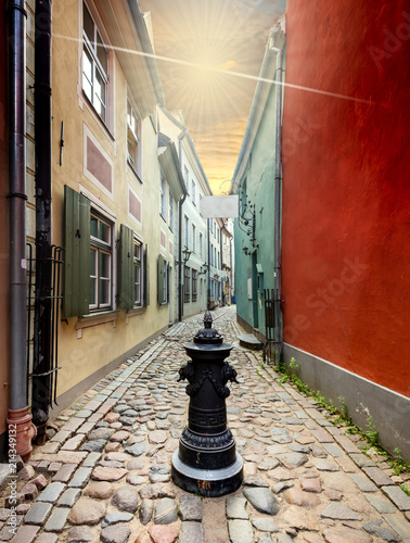 Εκτύπωση καμβά Narrow medieval street in medieval district of old European city