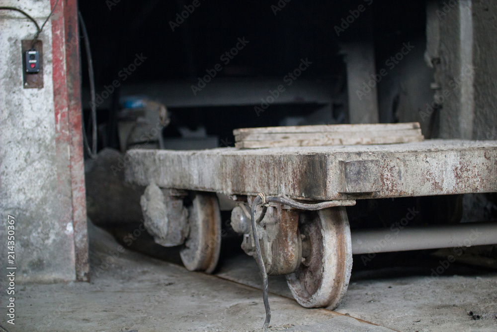 Wagon for transportation of concrete slabs in the garage