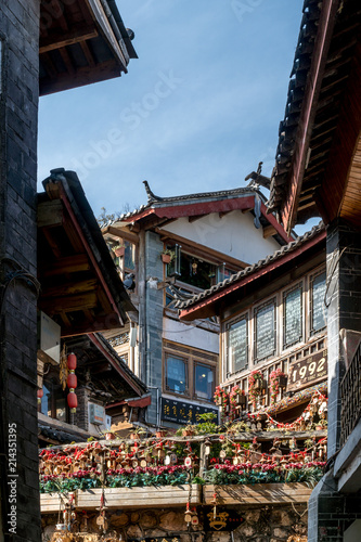 Sceniczna ulica w Starym miasteczku Lijiang, Yunnan prowincja, Chiny. Drewniane fasady tradycyjnych chińskich domów. Stare Miasto w Lijiang jest popularnym miejscem turystycznym w Azji.