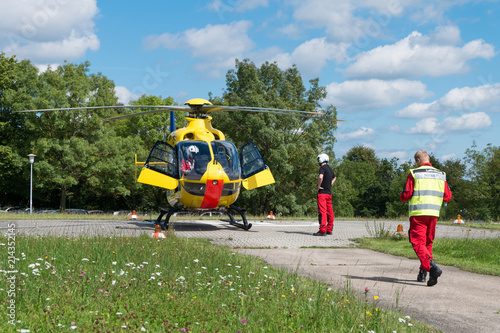 Notarzt geht zu Rettungshubschrauber photo