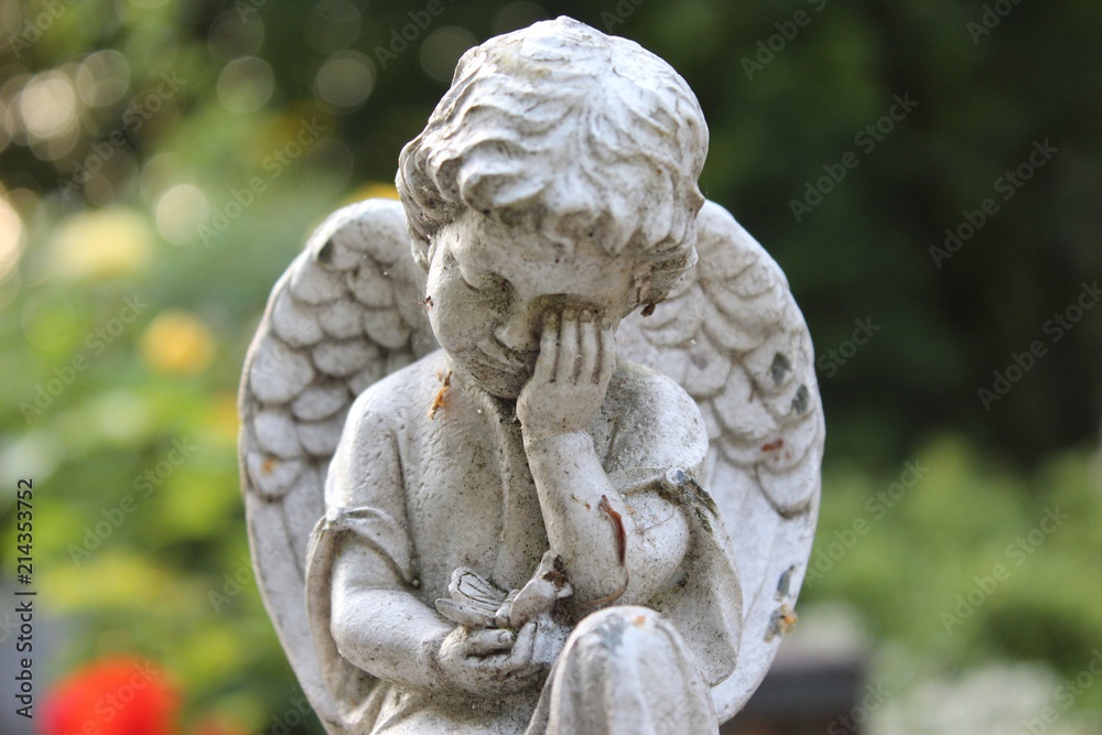 Weinender Engel auf einem Grab, Nahaufnahme mit selektivem Fokus